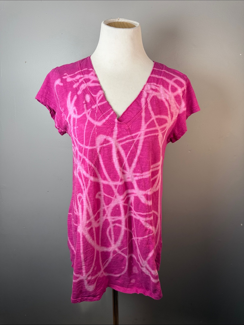 Women's Pink V-Neck Short Sleeve Tee - reverse Tie-Dye Pattern